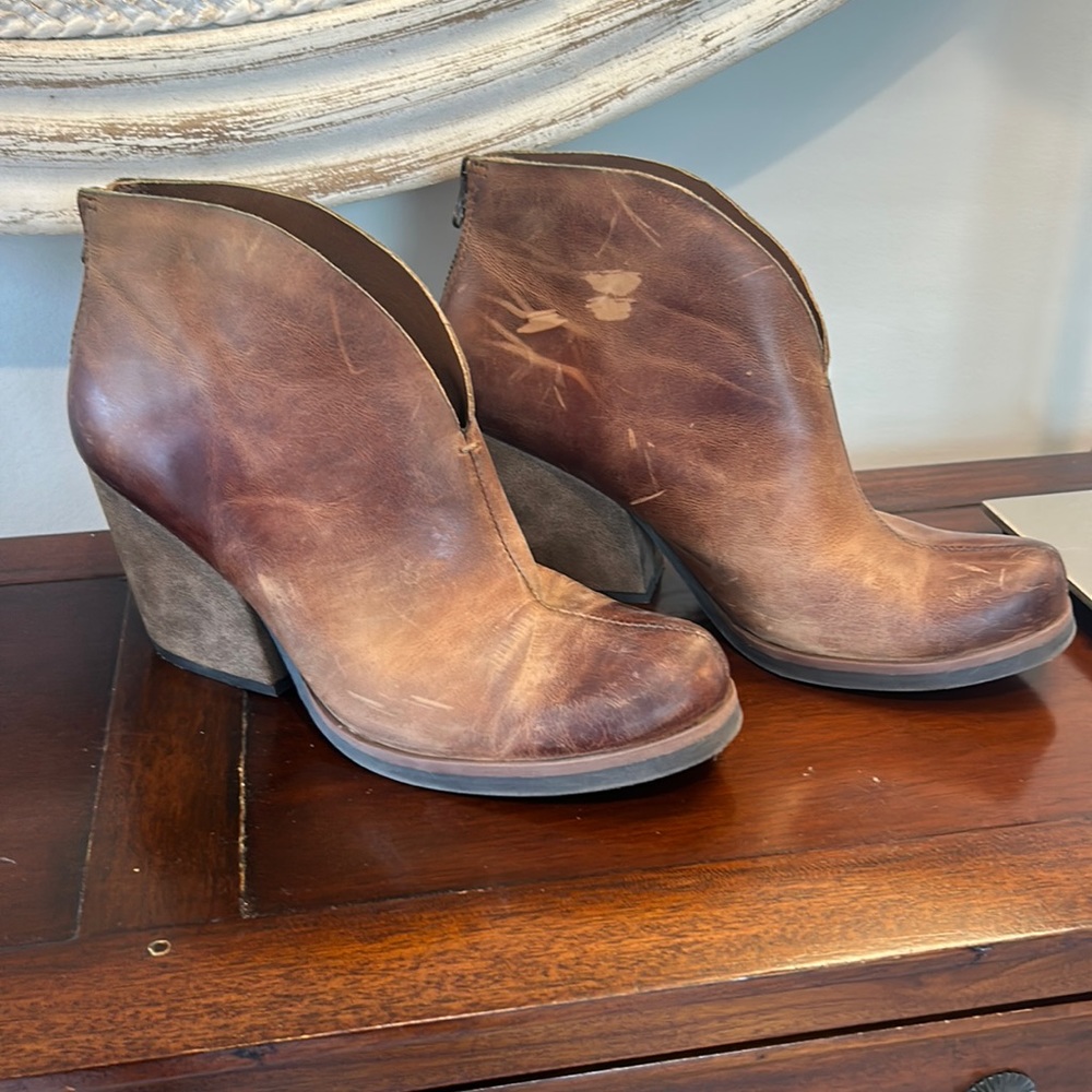 Korks booties in brown leather